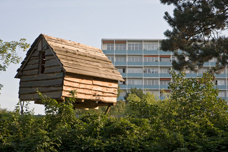 Ein Baumhaus (2008) vor dem Schwedenhaus (1957)