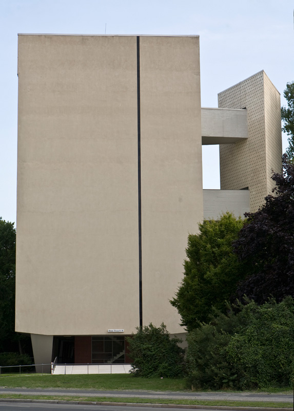 Seitenansicht mit Fahrstuhlturm am Niemeyer-Haus
