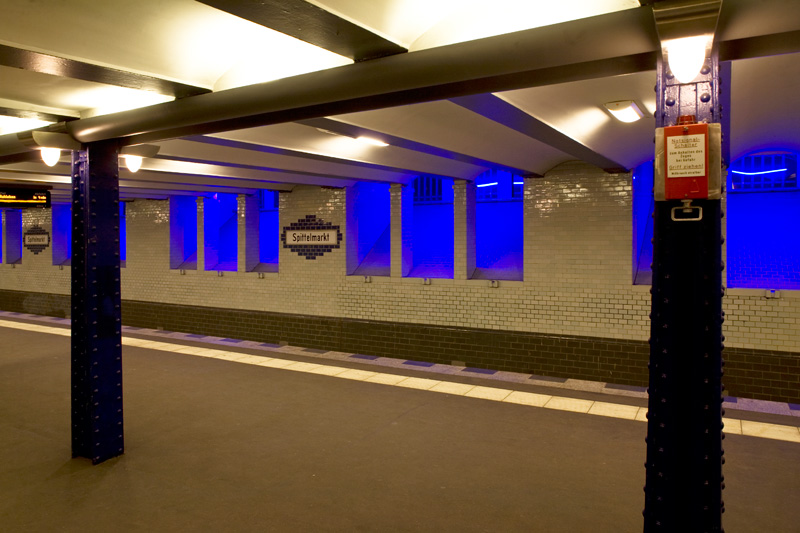 Im U-Bahnhof Spittelmarkt