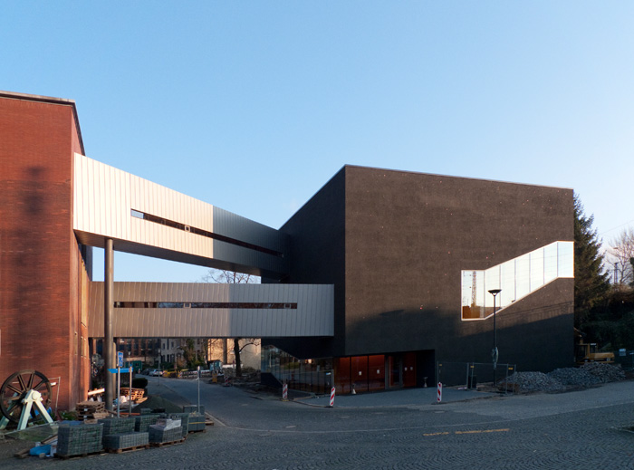 2009 wurde der 'Schwarze Diamant' (Erweiterungsbau, Benthem & Crouwel Architekten) angefügt