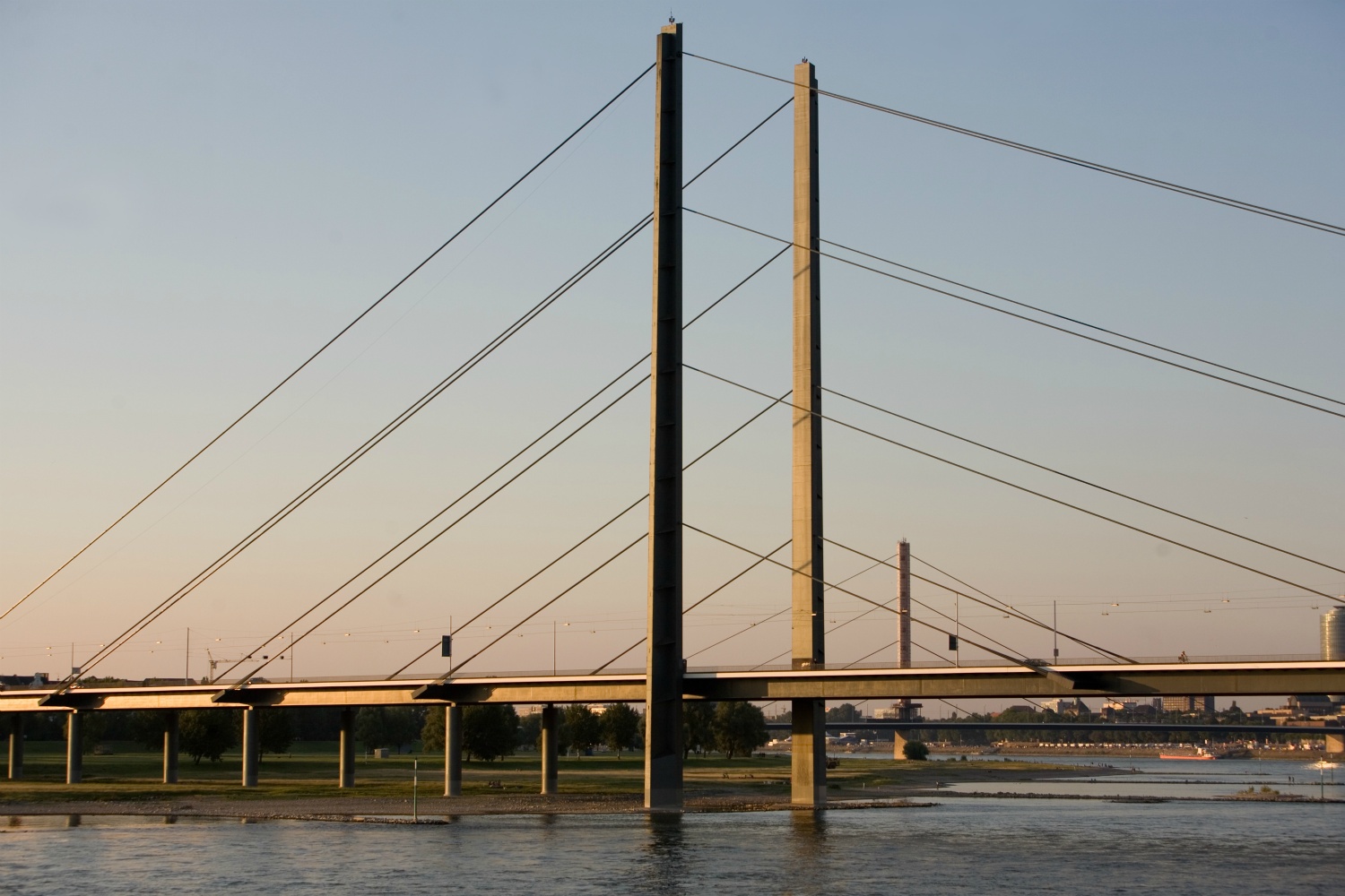 Düsseldorf: Rheinkniebrücke (Beyer, Tamms + Leonhardt 1969)