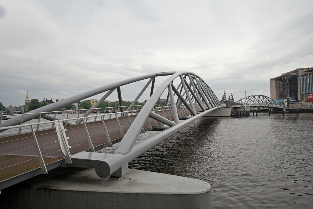 Amsterdam: Oosterdok-Brücke nahe Museum NeMo