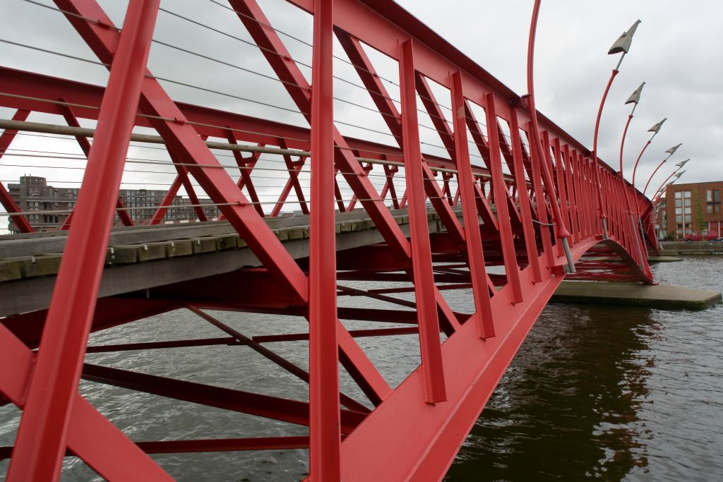 Amsterdam: Radlerbrücke zwischen Borneo und Spoorenburg (Adrian Geuze 2000)