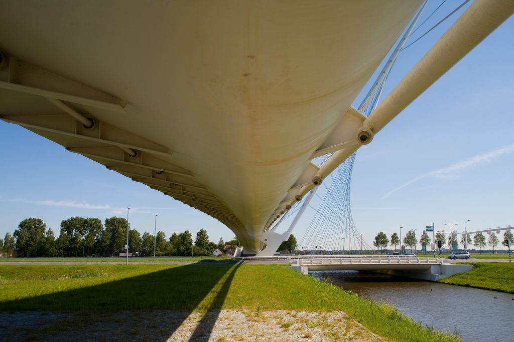 Die 'Zither' bei Hoofddorp, eine Brücke für Radfahrer (Calatrava 2004)