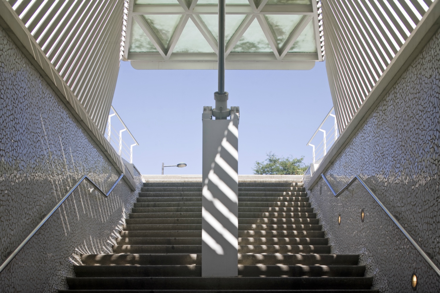 Valencia: U-Bahn-Eingang an der Alameda-Brücke (Calatrava 2002)