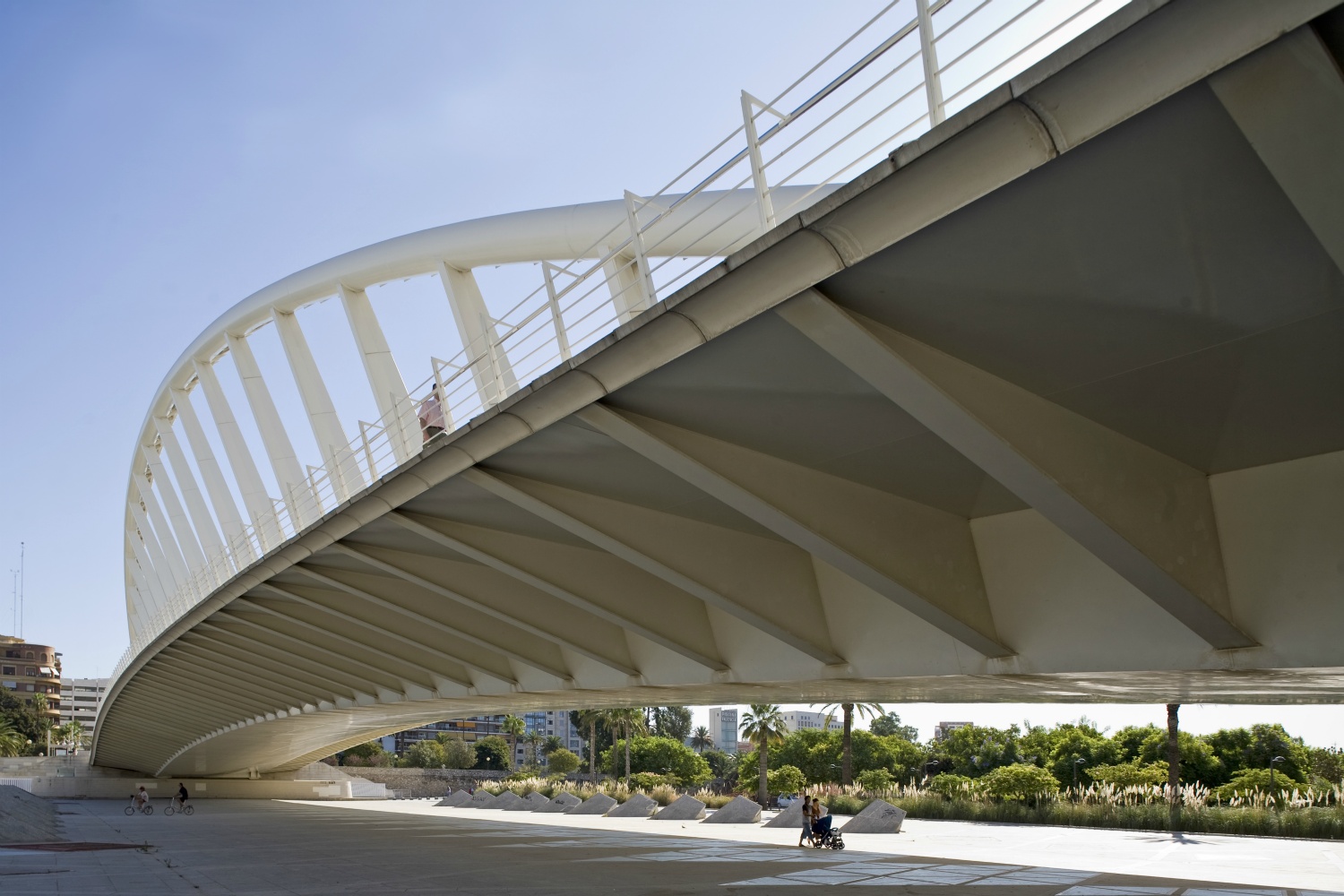 Valencia: Alameda-Brücke (Calatrava 2002) im Turia-Park