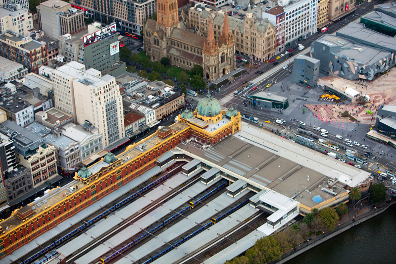 Blick vom Eureka-Tower auf Flinders Station und Federation Square