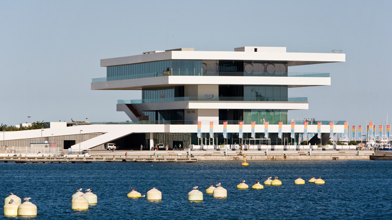 In Valencias Hafen hat David Chipperfield 2006 eine Zuschauer-Tribüne gebaut